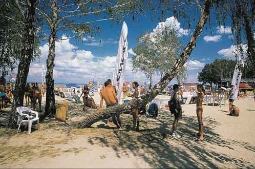 La ciudad de Sifok est situada en la desembocadura del canal Si de la cuenca oriental del lago Balaton, a (105 kms) de la ciudad de Budapest, desde donde se llega a travs de la autopista nacional M-7. Forma parte de la Costa Dorada(Aranypart), donde se dan cita miles de turistas todos los veranos para disfrutar de sus playas a la orilla del lago.