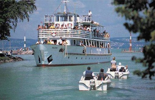 Sifok  situato sulla parte sud del Lago Balaton dal sbocco del canale Si. Per arrivare da Budapest a Sifok si usa l'autostrada M7 (105 km). La Costa d'oro di Sifok  uno delle coste pi lunghe e famose d'Ungheria con i suoi boschetti, passeggiate e spiagge.