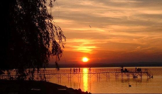 La ciudad de Sifok est situada en la desembocadura del canal Si de la cuenca oriental del lago Balaton, a (105 kms) de la ciudad de Budapest, desde donde se llega a travs de la autopista nacional M-7. Forma parte de la Costa Dorada(Aranypart), donde se dan cita miles de turistas todos los veranos para disfrutar de sus playas a la orilla del lago.