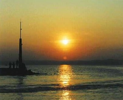 La ciudad de Sifok est situada en la desembocadura del canal Si de la cuenca oriental del lago Balaton, a (105 kms) de la ciudad de Budapest, desde donde se llega a travs de la autopista nacional M-7. Forma parte de la Costa Dorada(Aranypart), donde se dan cita miles de turistas todos los veranos para disfrutar de sus playas a la orilla del lago.