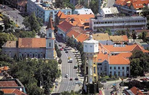 La ciudad de Sifok est situada en la desembocadura del canal Si de la cuenca oriental del lago Balaton, a (105 kms) de la ciudad de Budapest, desde donde se llega a travs de la autopista nacional M-7. Forma parte de la Costa Dorada(Aranypart), donde se dan cita miles de turistas todos los veranos para disfrutar de sus playas a la orilla del lago.