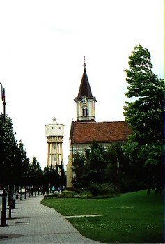 La ciudad de Sifok est situada en la desembocadura del canal Si de la cuenca oriental del lago Balaton, a (105 kms) de la ciudad de Budapest, desde donde se llega a travs de la autopista nacional M-7. Forma parte de la Costa Dorada(Aranypart), donde se dan cita miles de turistas todos los veranos para disfrutar de sus playas a la orilla del lago.