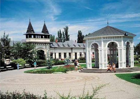 La ciudad de Sifok est situada en la desembocadura del canal Si de la cuenca oriental del lago Balaton, a (105 kms) de la ciudad de Budapest, desde donde se llega a travs de la autopista nacional M-7. Forma parte de la Costa Dorada(Aranypart), donde se dan cita miles de turistas todos los veranos para disfrutar de sus playas a la orilla del lago.