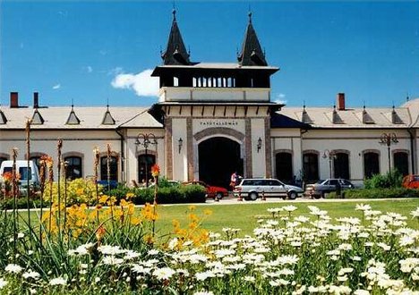 La ciudad de Sifok est situada en la desembocadura del canal Si de la cuenca oriental del lago Balaton, a (105 kms) de la ciudad de Budapest, desde donde se llega a travs de la autopista nacional M-7. Forma parte de la Costa Dorada(Aranypart), donde se dan cita miles de turistas todos los veranos para disfrutar de sus playas a la orilla del lago.