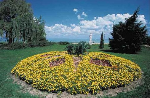 Sifok  situato sulla parte sud del Lago Balaton dal sbocco del canale Si. Per arrivare da Budapest a Sifok si usa l'autostrada M7 (105 km). La Costa d'oro di Sifok  uno delle coste pi lunghe e famose d'Ungheria con i suoi boschetti, passeggiate e spiagge.