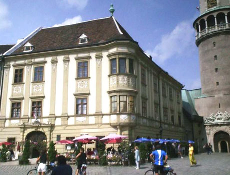 Sopron es una de las ciudades que con ms monumentos cuenta en el pas. Situada en la frontera con Austria, a 220 kms de Budapest y a 60 de Viena. Es una ciudad llena de sitios de inters turstico con sus callejuelas del casco antiguo, su arquitectura medieval que ha sobrevivido al tiempo en muchos lugares y sus monumentos histricos.