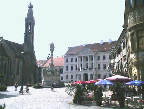 Die Stadt Sopron, reich an historischen Sehenswrdigkeiten, ist von den mit Kiefernwldern und Weinbergen bedeckten Lvr Bergen umgeben, welche ausgezeichnete Weine produzieren. Sopron liegt ganz in der Nhe der oesterreichisch-ungarischen Grenze, 212 km von Budapest und 70 km von Wien.