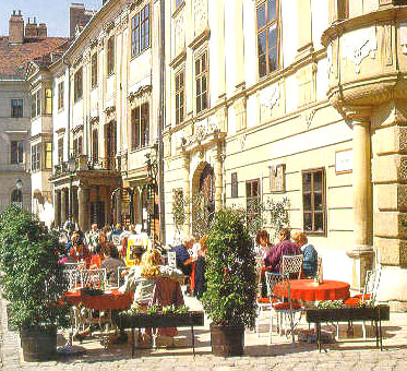 Die Stadt Sopron, reich an historischen Sehenswürdigkeiten, ist von den mit Kiefernwäldern und Weinbergen bedeckten Lövér Bergen umgeben, welche ausgezeichnete Weine produzieren. Sopron liegt ganz in der Nähe der oesterreichisch-ungarischen Grenze, 212 km von Budapest und 70 km von Wien.