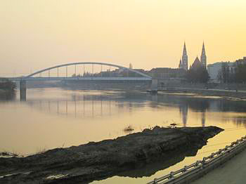 Situada en la desembocadura de los ríos Tisza y Maros recibe los rayos del sol durante 2100 horas al año, por lo que se le llama también 