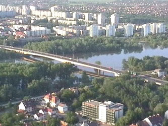 Situada en la desembocadura de los ros Tisza y Maros recibe los rayos del sol durante 2100 horas al ao, por lo que se le llama tambin 