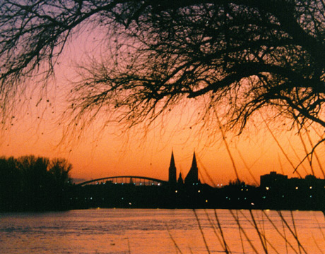 Situada en la desembocadura de los ríos Tisza y Maros recibe los rayos del sol durante 2100 horas al año, por lo que se le llama también 