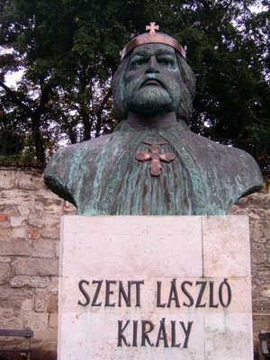 Szkesfehrvr recibi con justa razn el nombre de la cuidad de los reyes, pues en la edad media fue el centro mundano del reino adems fue el lugar de coronacin y entierro de los reyes hngaros.