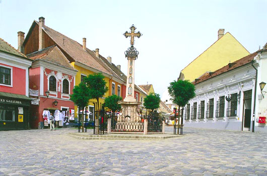 Szentendre, una gradevole cittadina,  situata nell'ansa del Danubio a nord di Budapest e dista solo 20 minuti in macchina o 40 minuti con i mezzi pubblici dalla capitale. Szentendre  una citt d'arte e di musei amata dai turisti.