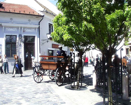 Al norte de Budapest se encuentra una de las perlas del Recodo del Danubio, la ciudad de Szentendre (San Andrs). Esta tranquila y pequea ciudad est situada a slo 20 minutos en coche y a 40 minutos en transporte pblico de la capital. Es la ciudad de las artes y los museos, la preferida de los excursionistas pedrestres y acuticos.