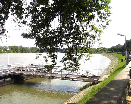 Al norte de Budapest se encuentra una de las perlas del Recodo del Danubio, la ciudad de Szentendre (San Andrs). Esta tranquila y pequea ciudad est situada a slo 20 minutos en coche y a 40 minutos en transporte pblico de la capital. Es la ciudad de las artes y los museos, la preferida de los excursionistas pedrestres y acuticos.