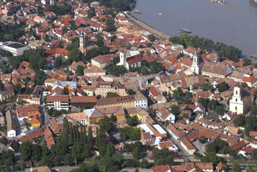 Al norte de Budapest se encuentra una de las perlas del Recodo del Danubio, la ciudad de Szentendre (San Andrs). Esta tranquila y pequea ciudad est situada a slo 20 minutos en coche y a 40 minutos en transporte pblico de la capital. Es la ciudad de las artes y los museos, la preferida de los excursionistas pedrestres y acuticos.