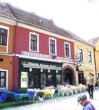 Szentendre, una gradevole cittadina,  situata nell'ansa del Danubio a nord di Budapest e dista solo 20 minuti in macchina o 40 minuti con i mezzi pubblici dalla capitale. Szentendre  una citt d'arte e di musei amata dai turisti.