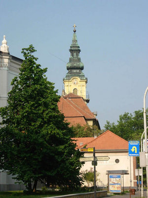 Es ist Komitatssitz des Komitats Jsz-Nagykun-Szolnok, bei dem Treffpunkt der Flsse Tisza (Thei) und Zagyva, es liegt im Knotenpunkt der Tiefebene fr Wasser, Festland und Bahn.