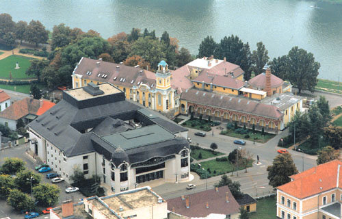  il capoluogo della regione Jsz-Nagykun-Szolnok e si trova all'incontro del Tibisco e del fiume Zagyva, nel nodo ferroviario, acquatico e terrestre della Gran Pianura.