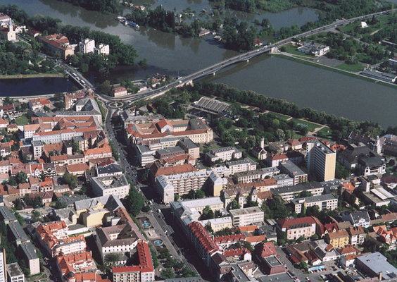 Es ist Komitatssitz des Komitats Jsz-Nagykun-Szolnok, bei dem Treffpunkt der Flsse Tisza (Thei) und Zagyva, es liegt im Knotenpunkt der Tiefebene fr Wasser, Festland und Bahn.