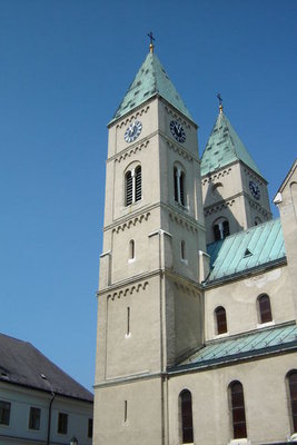 Die historische Vergangenheit und Erinnerungen der Stadt mit 59 000 Einwohnern zwischen dem Oberland Balaton und Bakony  gehen bis zur Landnahme zurck. Veszprm wird von vielen als die Stadt der Kniginnen bezeichnet.