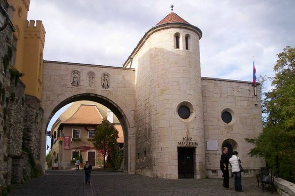 El pasado histrico y los recuerdos de la cuidad de 59 000 habitantes que se extiende entre la regin del Balaton y el Bakony se remonta a los tiempos de la conquista de la patria. A Veszprm muchos lo llaman la cuidad de las reinas.