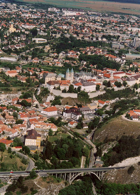 Die historische Vergangenheit und Erinnerungen der Stadt mit 59 000 Einwohnern zwischen dem Oberland Balaton und Bakony  gehen bis zur Landnahme zurück. Veszprém wird von vielen als die Stadt der Königinnen bezeichnet.