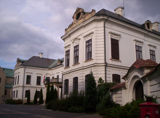 A Balaton-felvidk s a Bakony kztt elterl 59 000 lakos vros trtnelmi mltja s emlkei egszen a honfoglals idejig nylnak vissza. Veszprmet sokan a kirlynk vrosaknt emlegetik.