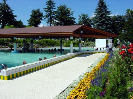 Zalakaros se encuentra situada a unos 40 kilmetros al suroeste del lago Balaton en una regin tranquila y hermosa. La localidad le debe su popularidad a las altas temperaturas de las aguas del lugar que pueden llegar a tener hasta unos 96 C, las ms altas en todo el pas.