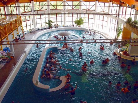 La citt Zalakaros si trova solo 40 km dal Lago Balaton, sulla parte sud-occidentale d'Ungheria in un ambiente tranquillo e bellissimo. Questo paesaggio  diventato famoso grazie per le sue aque termale di 96 C quali sono le aque di temperature pi alta in Ungheria.