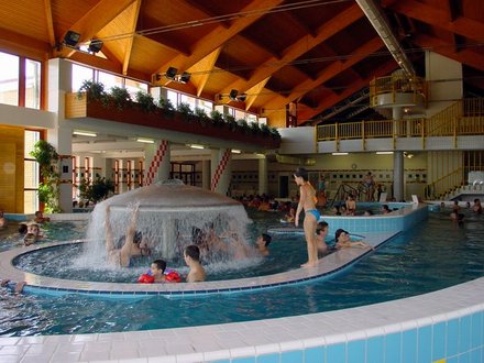 La citt Zalakaros si trova solo 40 km dal Lago Balaton, sulla parte sud-occidentale d'Ungheria in un ambiente tranquillo e bellissimo. Questo paesaggio  diventato famoso grazie per le sue aque termale di 96 C quali sono le aque di temperature pi alta in Ungheria.