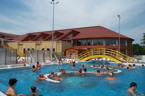 Zalakaros se encuentra situada a unos 40 kilmetros al suroeste del lago Balaton en una regin tranquila y hermosa. La localidad le debe su popularidad a las altas temperaturas de las aguas del lugar que pueden llegar a tener hasta unos 96 C, las ms altas en todo el pas.