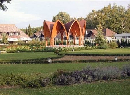 La citt Zalakaros si trova solo 40 km dal Lago Balaton, sulla parte sud-occidentale d'Ungheria in un ambiente tranquillo e bellissimo. Questo paesaggio  diventato famoso grazie per le sue aque termale di 96 C quali sono le aque di temperature pi alta in Ungheria.