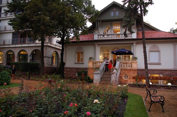 Alba Villa is located on the northern side of Lake Balaton in the resort Balatonf�red, which is the best known historical bathing town of the lake and has favourable climate by its geographical position.