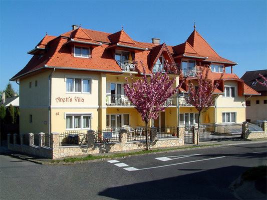 The Anett's Villa is situated in one of H�v�z's most flowery and wonderful streets, in a peaceful, natural environment, yet not far from the lake and the town centre.