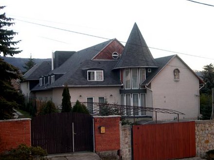 The Pension Aqua is situated in Budakeszi (next to Budapest), 7 kms far from Moszkva Square, downtown Budapest. The air is so clean here that the region is called 