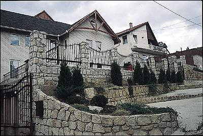 The Pension Aqua is situated in Budakeszi (next to Budapest), 7 kms far from Moszkva Square, downtown Budapest. The air is so clean here that the region is called 