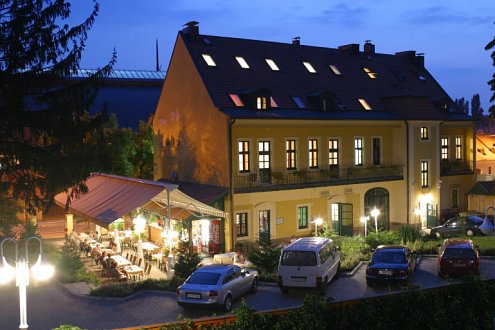 Hotel Aqua is located in Eger, only 100 meters away from the Turkish Bath, the open air bath and the Aladar Bitskey swimming pool. The hotel maintains 16 air-conditioned rooms.