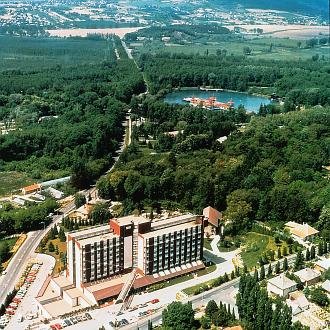 Our hotel is located close to the thermal lake of H�v�z (300 m). It's open all year round and waiting for you with high quality services. The hotel offers - in addition to the traditional health preservation cures - also different fitness, wellness and beauty packages.