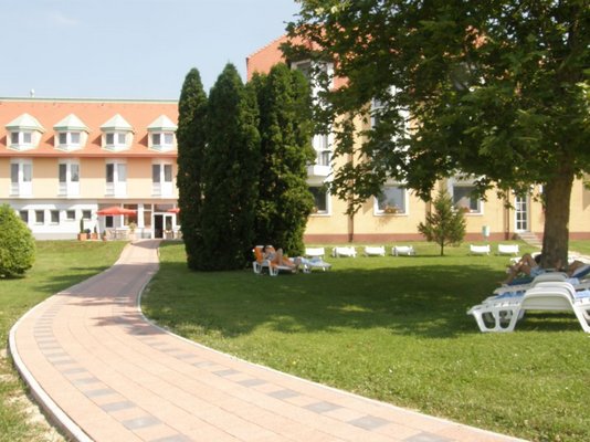 The hotel is located directly in the thermal bath area, a few minutes walk away from the Lajta river, with 59 well-equipped rooms with ensuite facilities.
