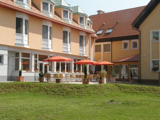 The hotel is located directly in the thermal bath area, a few minutes walk away from the Lajta river, with 59 well-equipped rooms with ensuite facilities.
