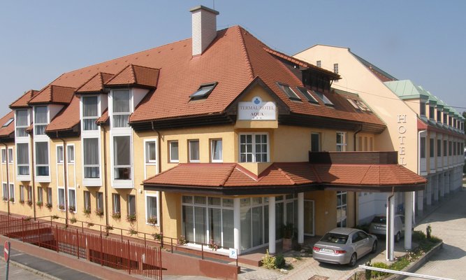 The hotel is located directly in the thermal bath area, a few minutes walk away from the Lajta river, with 59 well-equipped rooms with ensuite facilities.