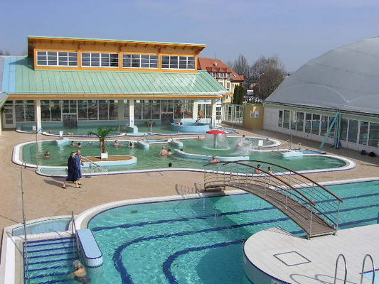 The hotel is located directly in the thermal bath area, a few minutes walk away from the Lajta river, with 59 well-equipped rooms with ensuite facilities.