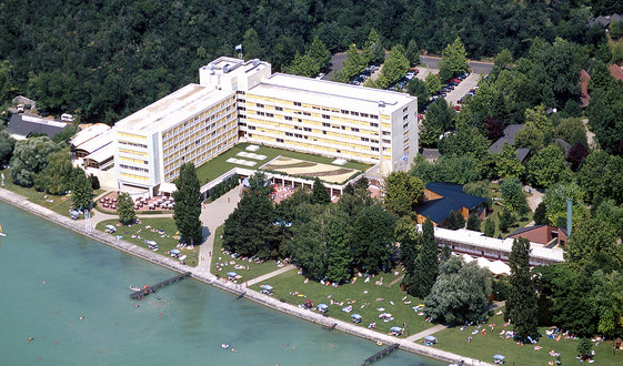 The 4-star club is a hotel and holiday village complex which lays on a 13 hectares area. It is located on the edge of the Tihany-peninsula which became a nature reserve in 1952.