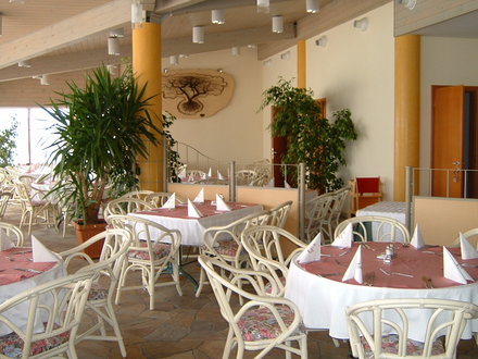 The 4-star club is a hotel and holiday village complex which lays on a 13 hectares area. It is located on the edge of the Tihany-peninsula which became a nature reserve in 1952.
