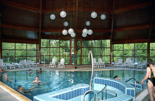 The 4-star club is a hotel and holiday village complex which lays on a 13 hectares area. It is located on the edge of the Tihany-peninsula which became a nature reserve in 1952.
