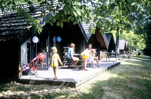 The 4-star club is a hotel and holiday village complex which lays on a 13 hectares area. It is located on the edge of the Tihany-peninsula which became a nature reserve in 1952.