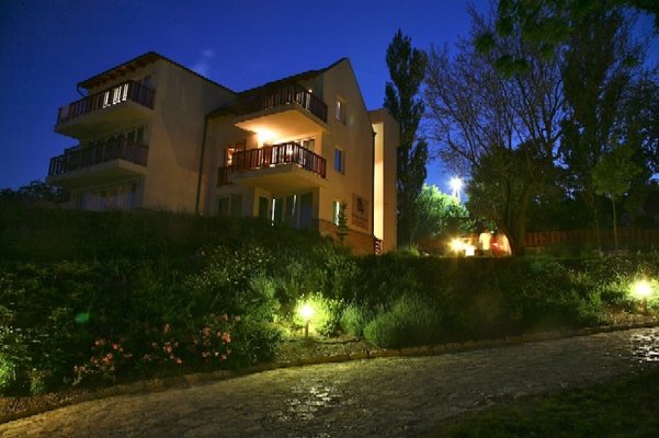 The luxurious Echo Residence apartment hotel, with one of the best views in Tihany, receives guests year-round. This summer vacation paradise in the heart of Tihany is perched on Kopasz Hill, above the Yacht Club and lakeside bathing area.