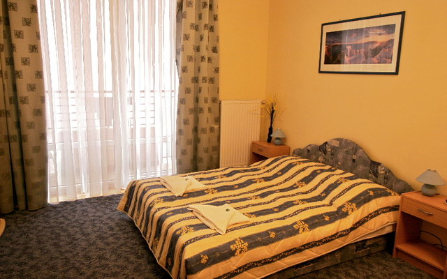 Elite Studios are located in center of Budapest, about 300 meters from the Small Boulevard (K�roly K�r�t) and Astoria. The world famous synagogue is 50 meters far from the building.