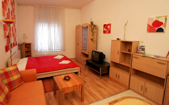Elite Studios are located in center of Budapest, about 300 meters from the Small Boulevard (K�roly K�r�t) and Astoria. The world famous synagogue is 50 meters far from the building.